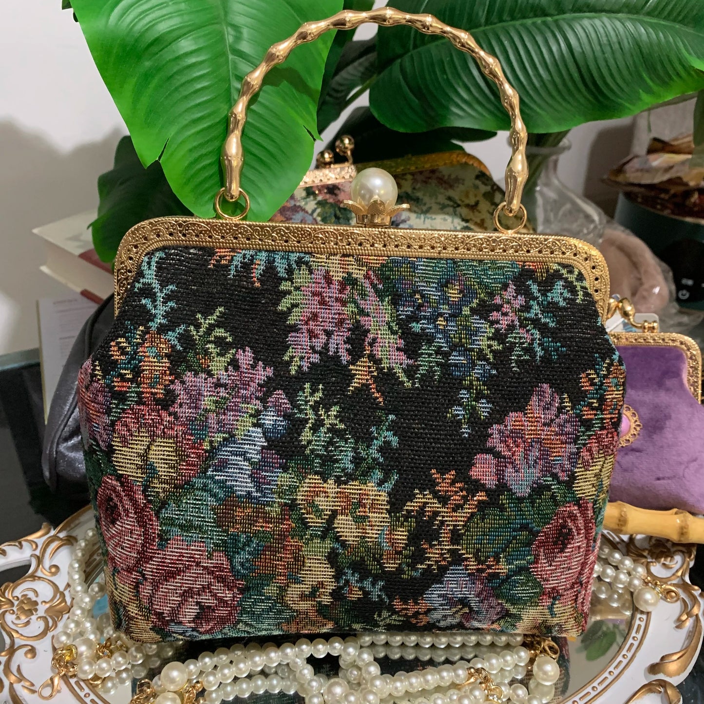 Lost in Vintage Inspiration Baroque Clutch | Floral Tapestry Pearl Bead Purse | Gold-Tone Metal Frame Kiss-Lock Evening Bag with Chain Strap Luxegan