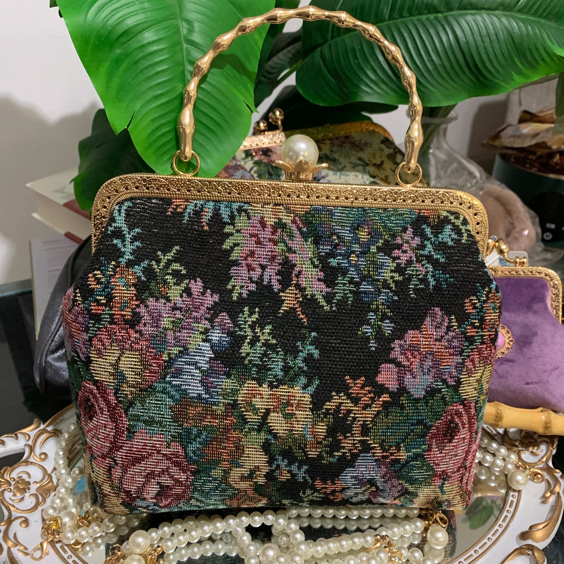Lost in Vintage Inspiration Baroque Clutch | Floral Tapestry Pearl Bead Purse | Gold-Tone Metal Frame Kiss-Lock Evening Bag with Chain Strap Luxegan