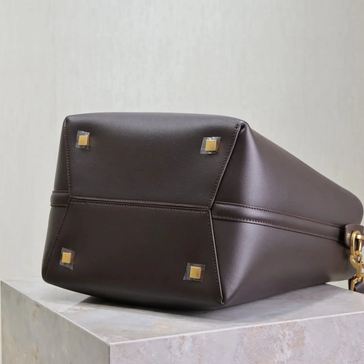 Luxury Cow Leather Bucket Tote | Soft Large-Capacity Commuter Bag Luxegan