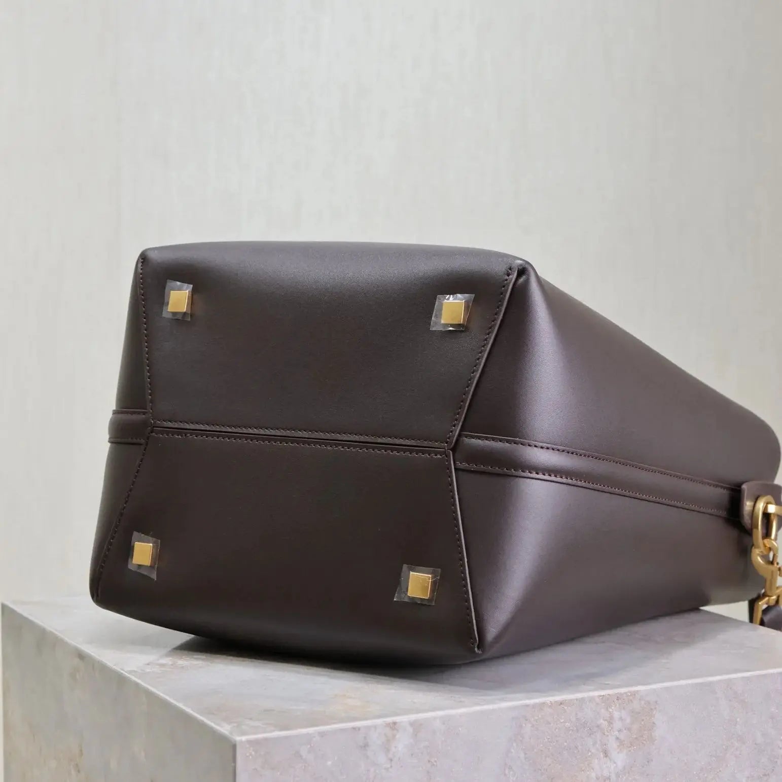 Luxury Cow Leather Bucket Tote | Soft Large-Capacity Commuter Bag Luxegan