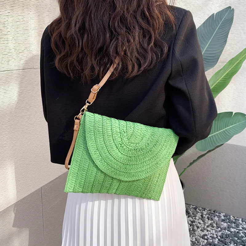 Bolsos de playa de verano para mujer Bolso bandolera de paja hecho a mano con sobre Bolso de hombro trenzado Bolso de mano de vacaciones tejido