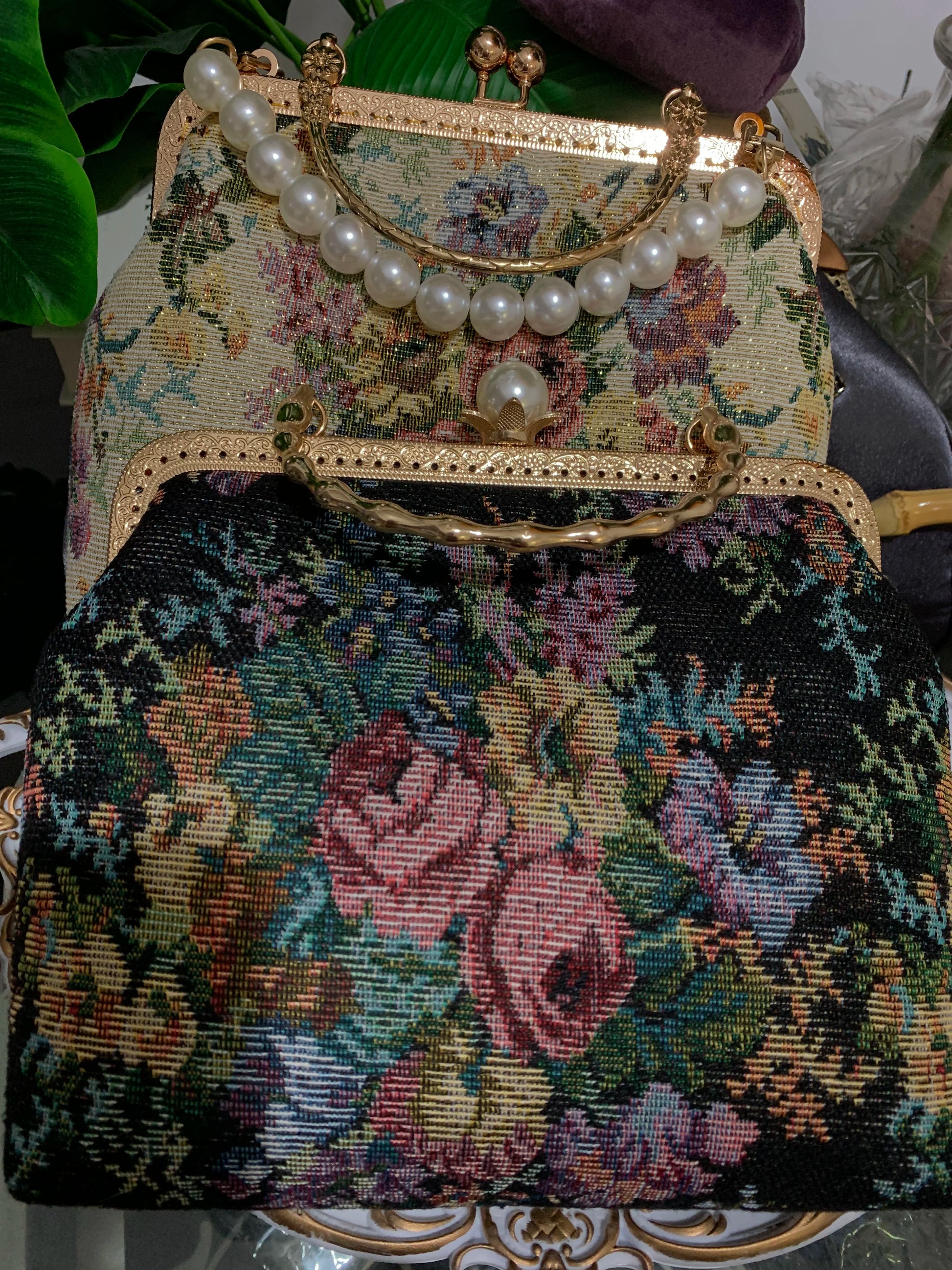 Lost in Vintage Inspiration Baroque Clutch | Floral Tapestry Pearl Bead Purse | Gold-Tone Metal Frame Kiss-Lock Evening Bag with Chain Strap Luxegan