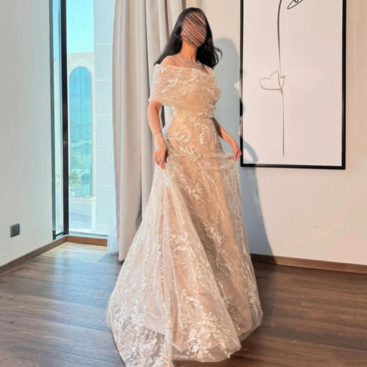 Vestido de noche beige personalizado con hombros descubiertos, corte A, apliques de encaje, tirantes finos, para fiesta de graduación, largo hasta el suelo