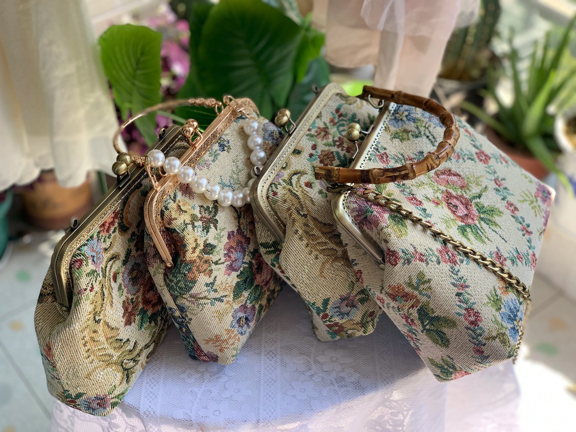 Lost in Vintage Inspiration Baroque Clutch | Floral Tapestry Pearl Bead Purse | Gold-Tone Metal Frame Kiss-Lock Evening Bag with Chain Strap Luxegan