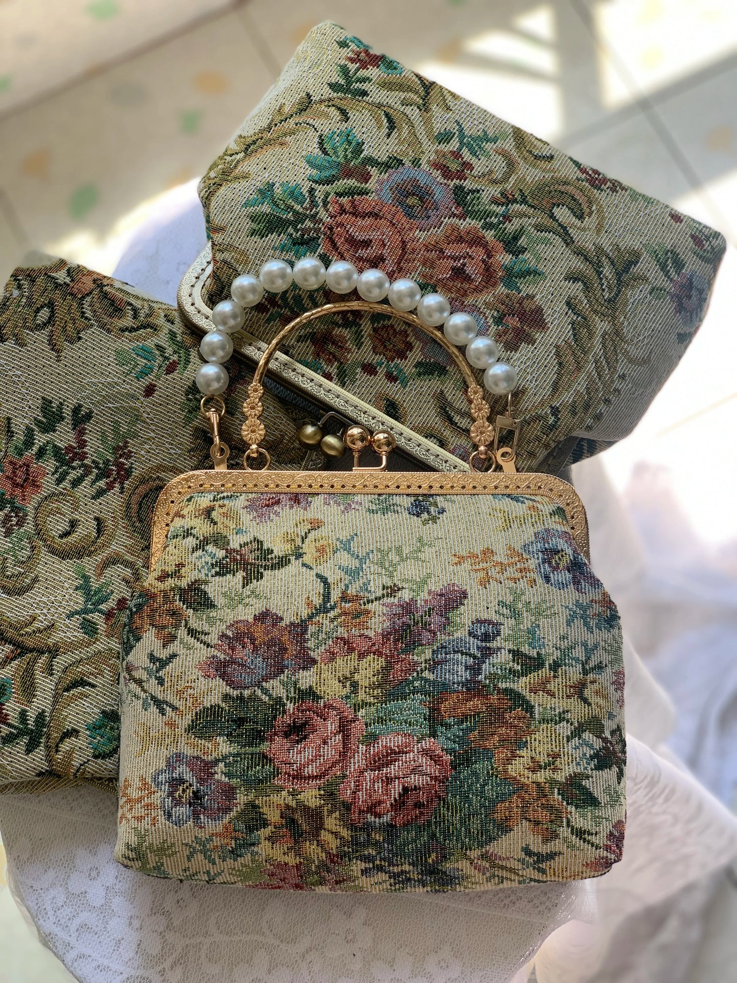 Lost in Vintage Inspiration Baroque Clutch | Floral Tapestry Pearl Bead Purse | Gold-Tone Metal Frame Kiss-Lock Evening Bag with Chain Strap Luxegan
