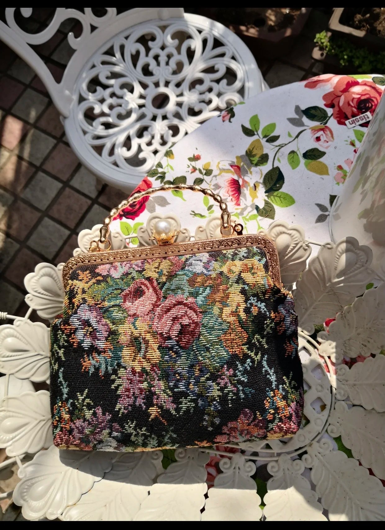 Lost in Vintage Inspiration Baroque Clutch | Floral Tapestry Pearl Bead Purse | Gold-Tone Metal Frame Kiss-Lock Evening Bag with Chain Strap Luxegan