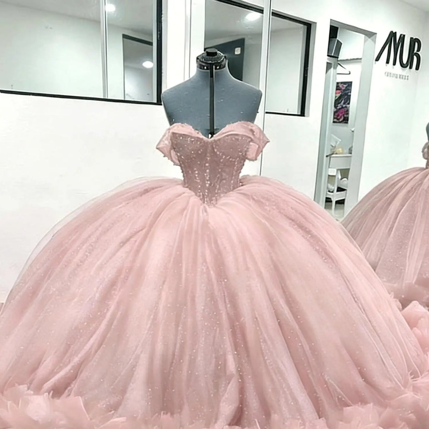Exquisite Princess Sweetheart Quinceañera Ball Gown | Elegant Off-The-Shoulder Floral Applique Dress for Girls | Vintage Pleated Tulle Floor-Length Gala Gown | Custom Made Lace-Up Vestidos De 15 Quinceanera Luxegan