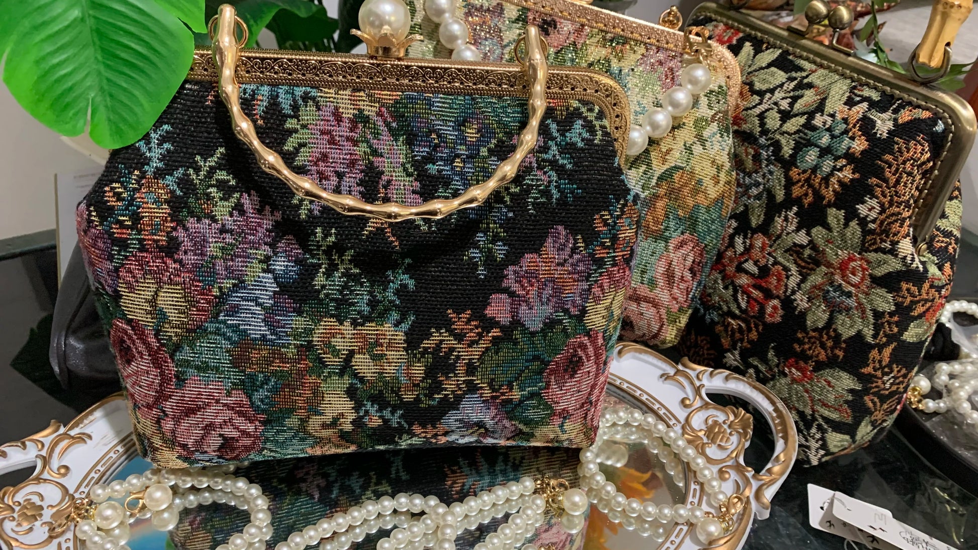 Lost in Vintage Inspiration Baroque Clutch | Floral Tapestry Pearl Bead Purse | Gold-Tone Metal Frame Kiss-Lock Evening Bag with Chain Strap Luxegan