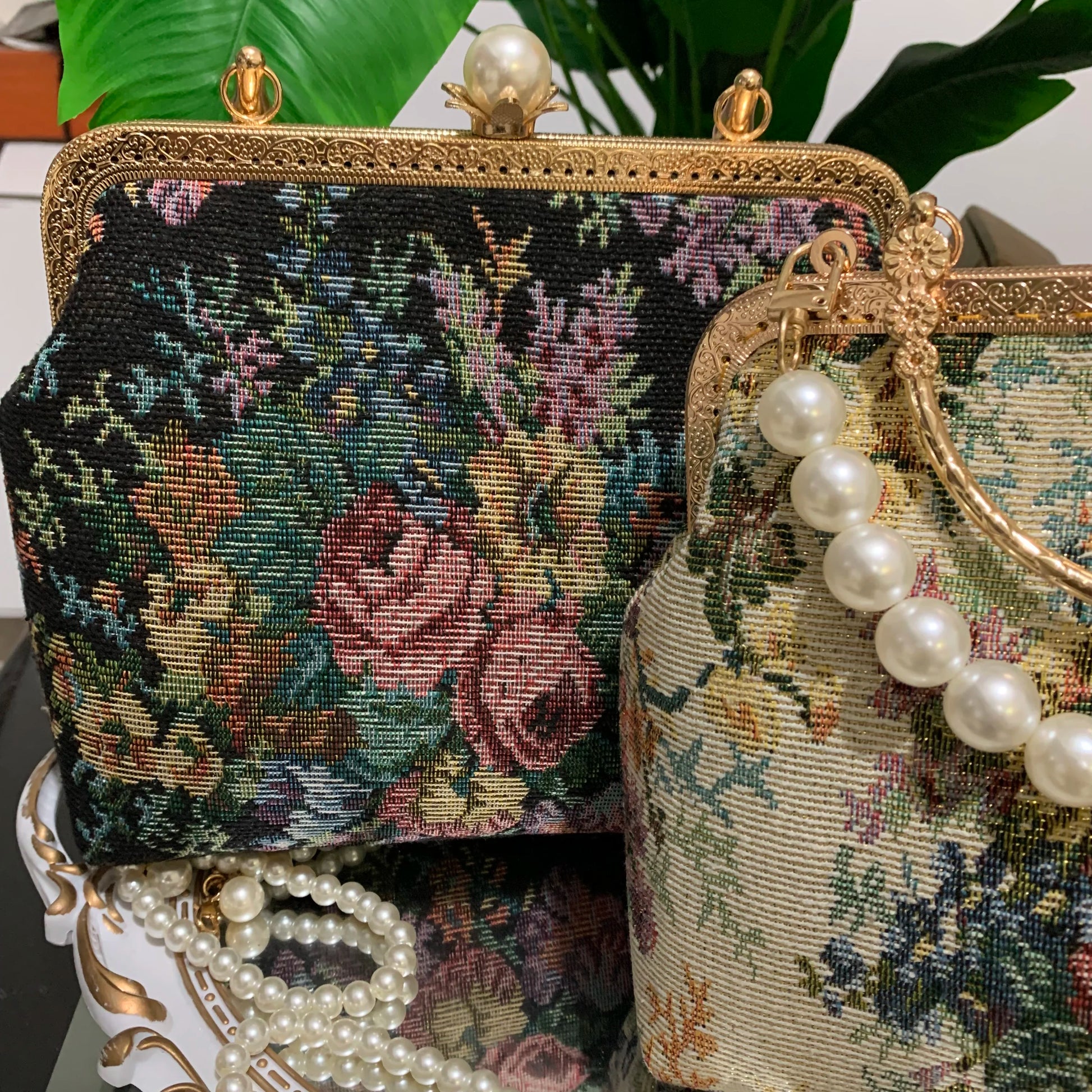 Lost in Vintage Inspiration Baroque Clutch | Floral Tapestry Pearl Bead Purse | Gold-Tone Metal Frame Kiss-Lock Evening Bag with Chain Strap Luxegan