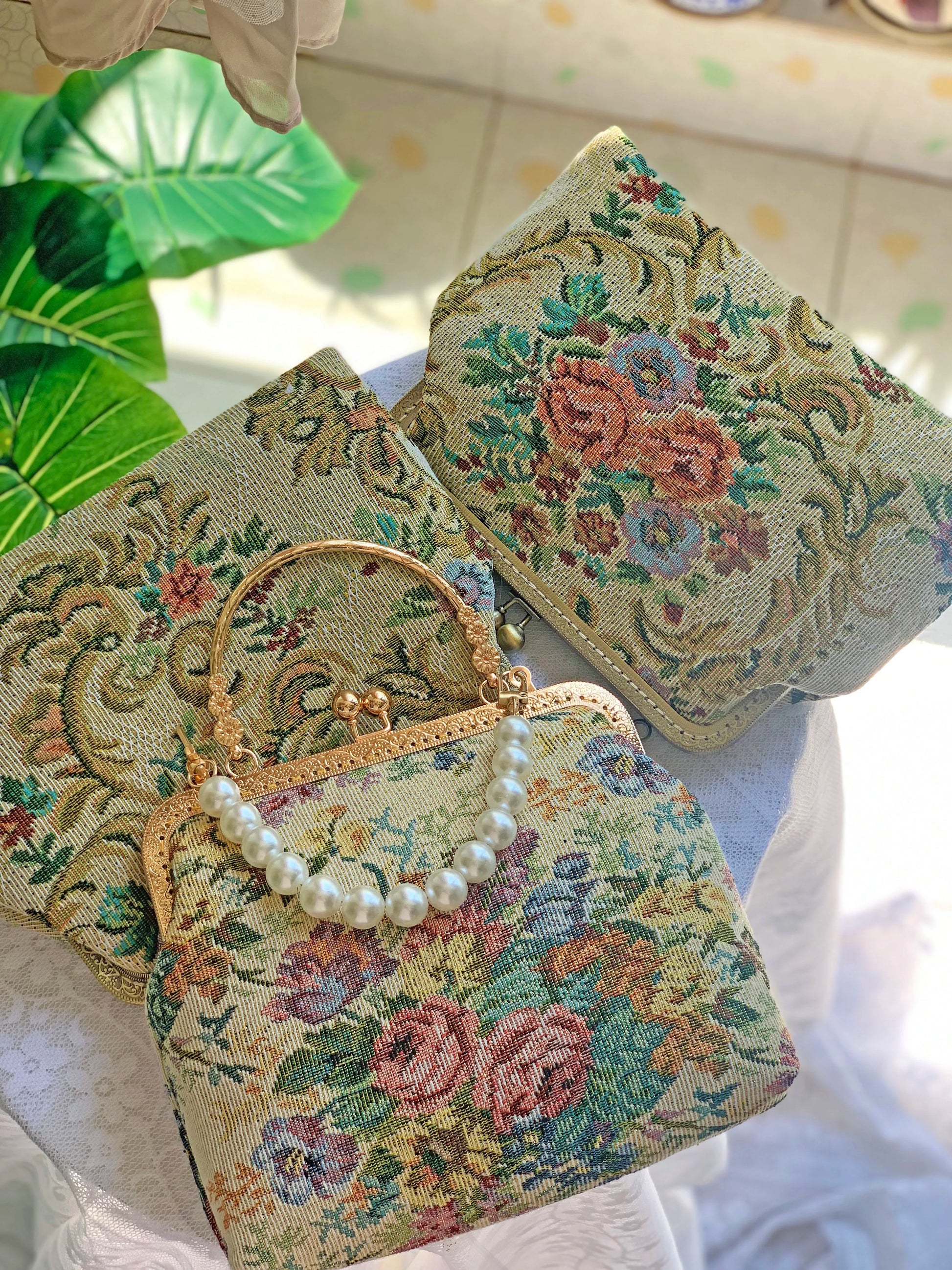 Lost in Vintage Inspiration Baroque Clutch | Floral Tapestry Pearl Bead Purse | Gold-Tone Metal Frame Kiss-Lock Evening Bag with Chain Strap Luxegan
