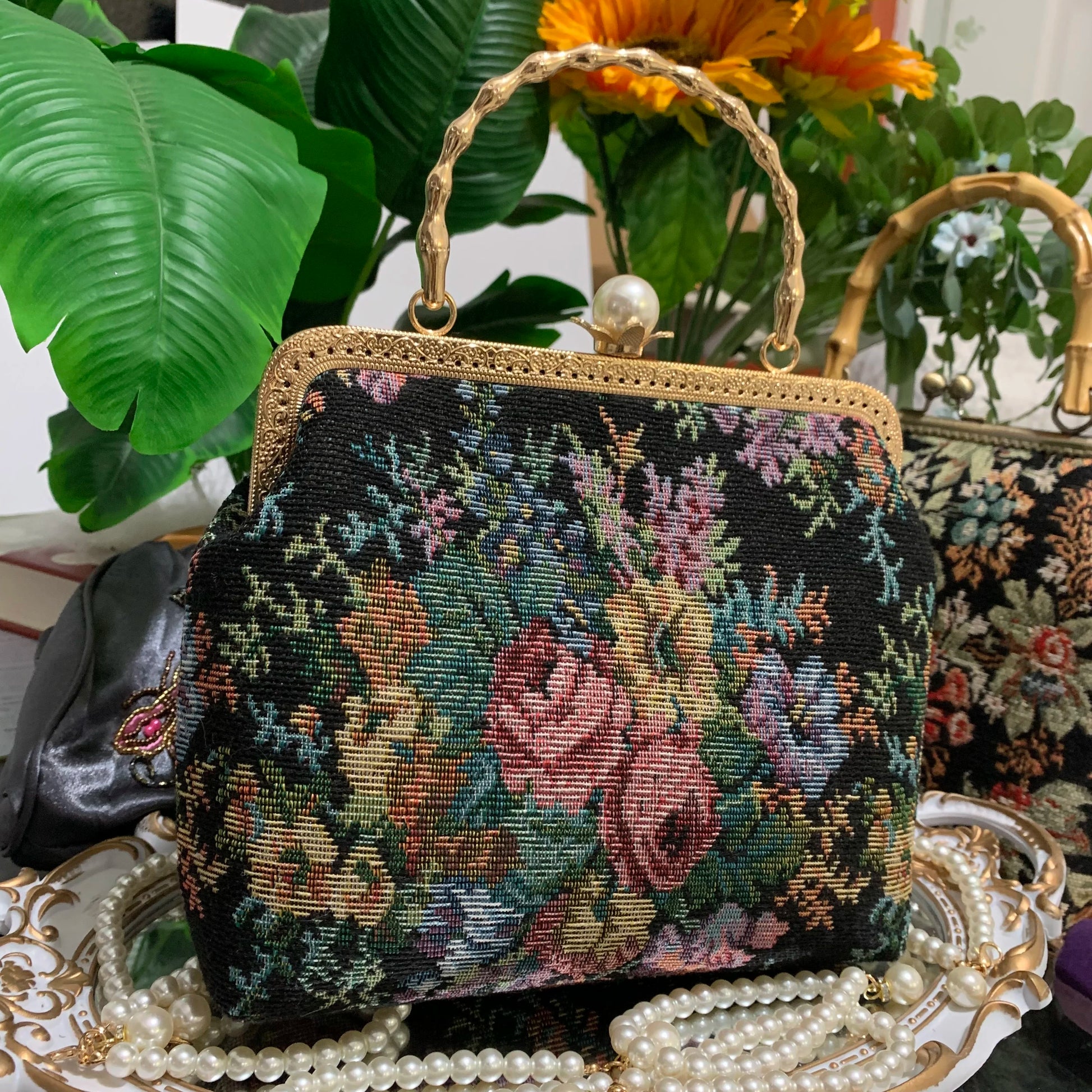 Lost in Vintage Inspiration Baroque Clutch | Floral Tapestry Pearl Bead Purse | Gold-Tone Metal Frame Kiss-Lock Evening Bag with Chain Strap Luxegan