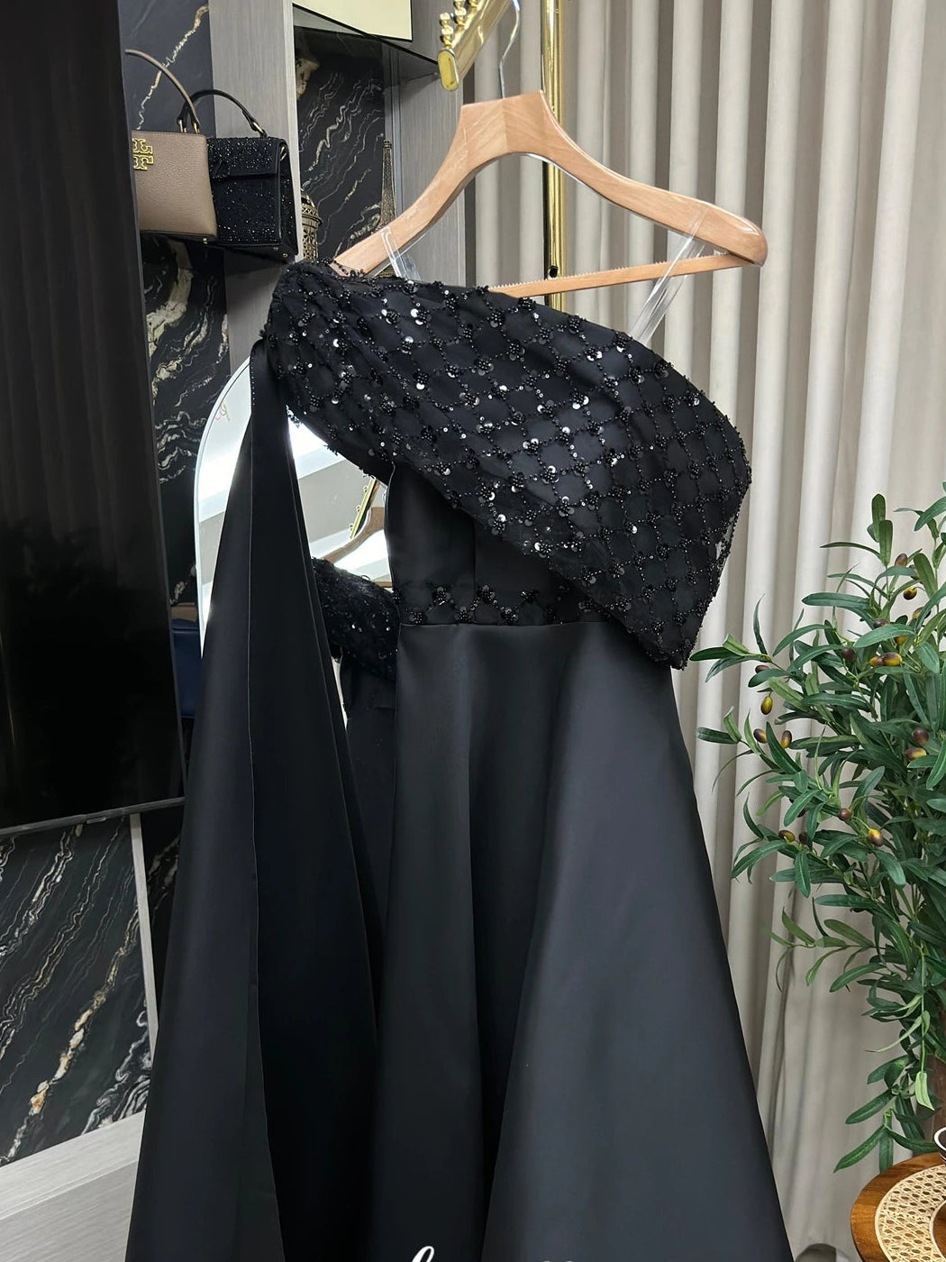 Women's Luxurious Dark Blue Evening Dress | Bead Embroidered Satin Cocktail Gown | Elegant Sweetheart Floor-Length Formal Party Dress | Premium Non-Woven Sleeveless A-Line Robe De Cocktail with Built-in Bra Luxegan