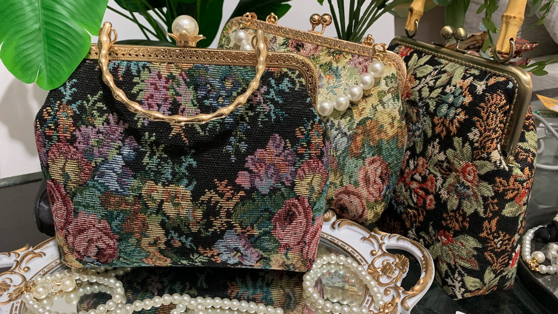 Lost in Vintage Inspiration Baroque Clutch | Floral Tapestry Pearl Bead Purse | Gold-Tone Metal Frame Kiss-Lock Evening Bag with Chain Strap Luxegan
