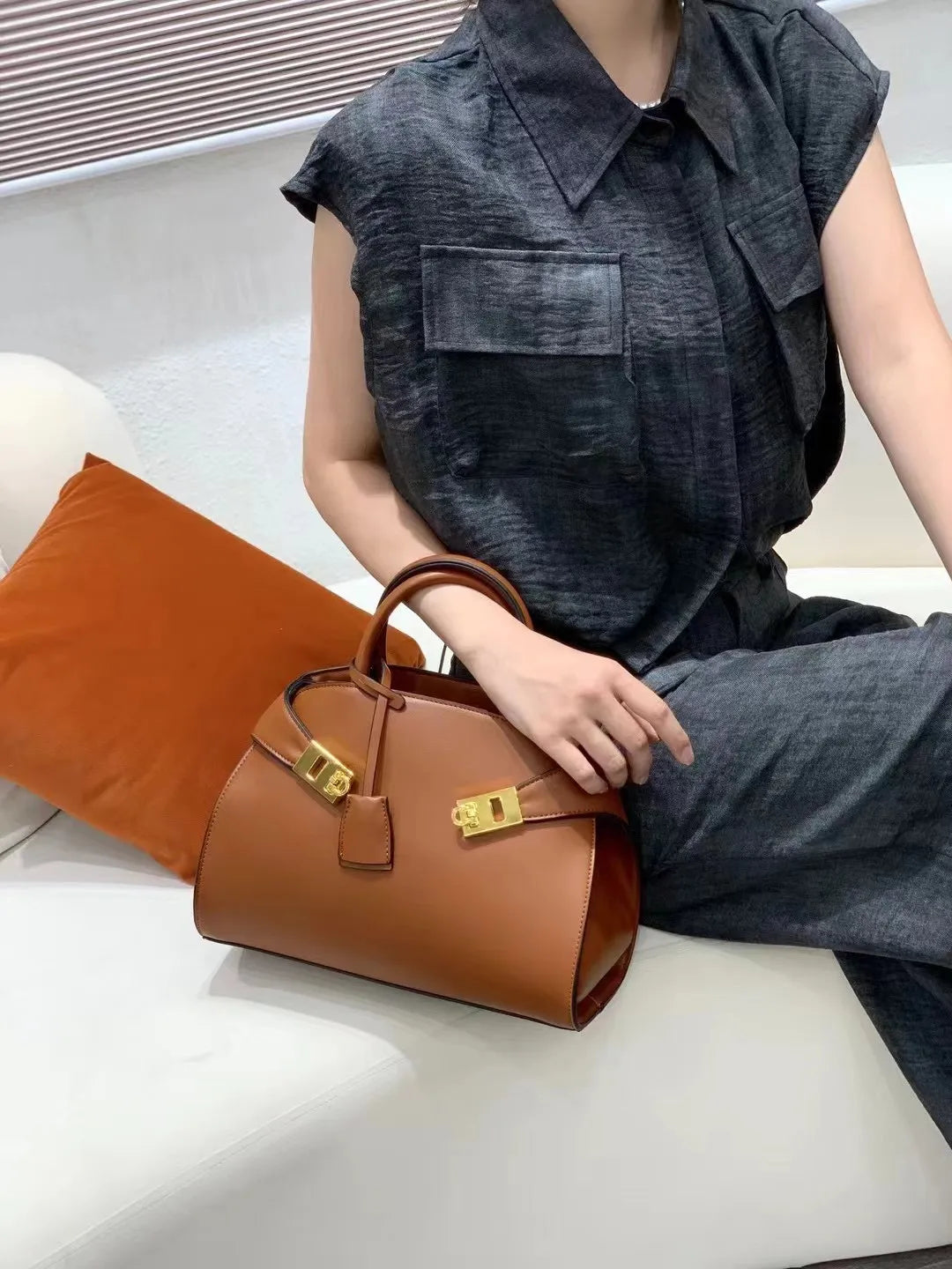 Luxury Designer Shell Messenger Bag | Sophisticated "Bowling Style" Silhouette | New Fashion Large Capacity Shoulder Bag | "Dignified" High-Performance PU Leather Essential for Radiant Versatile Styling Luxegan