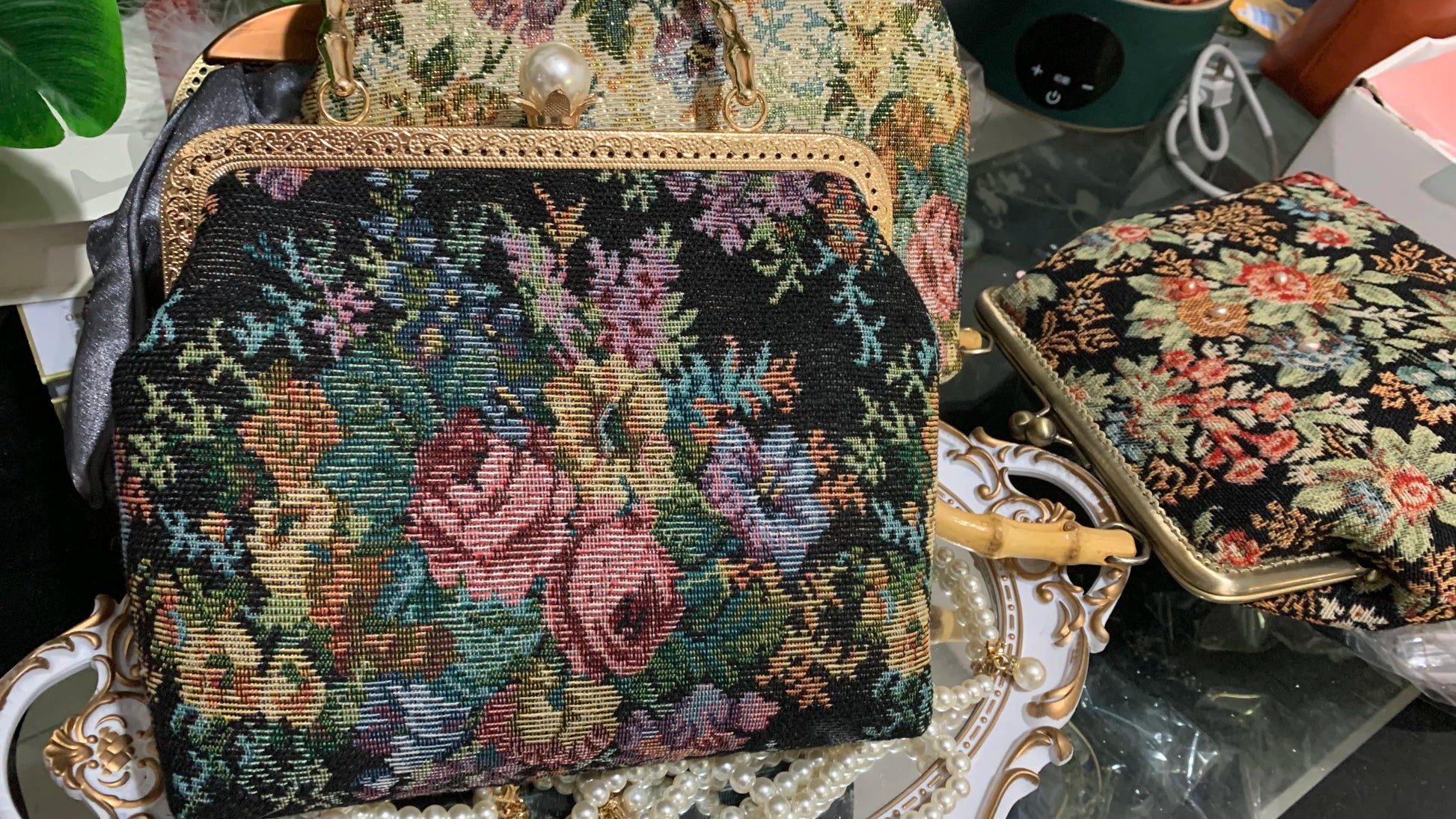 Lost in Vintage Inspiration Baroque Clutch | Floral Tapestry Pearl Bead Purse | Gold-Tone Metal Frame Kiss-Lock Evening Bag with Chain Strap Luxegan
