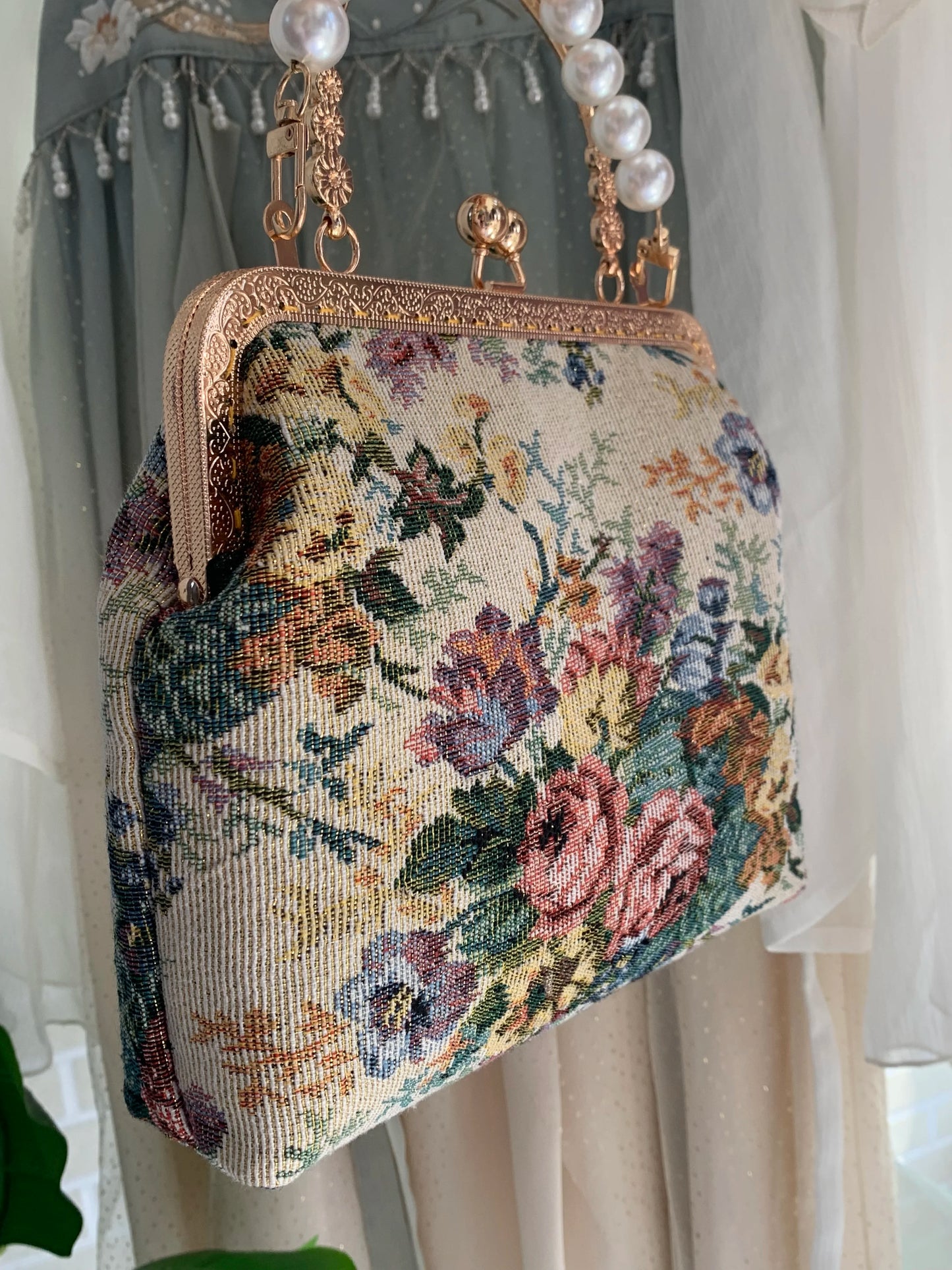 Lost in Vintage Inspiration Baroque Clutch | Floral Tapestry Pearl Bead Purse | Gold-Tone Metal Frame Kiss-Lock Evening Bag with Chain Strap Luxegan