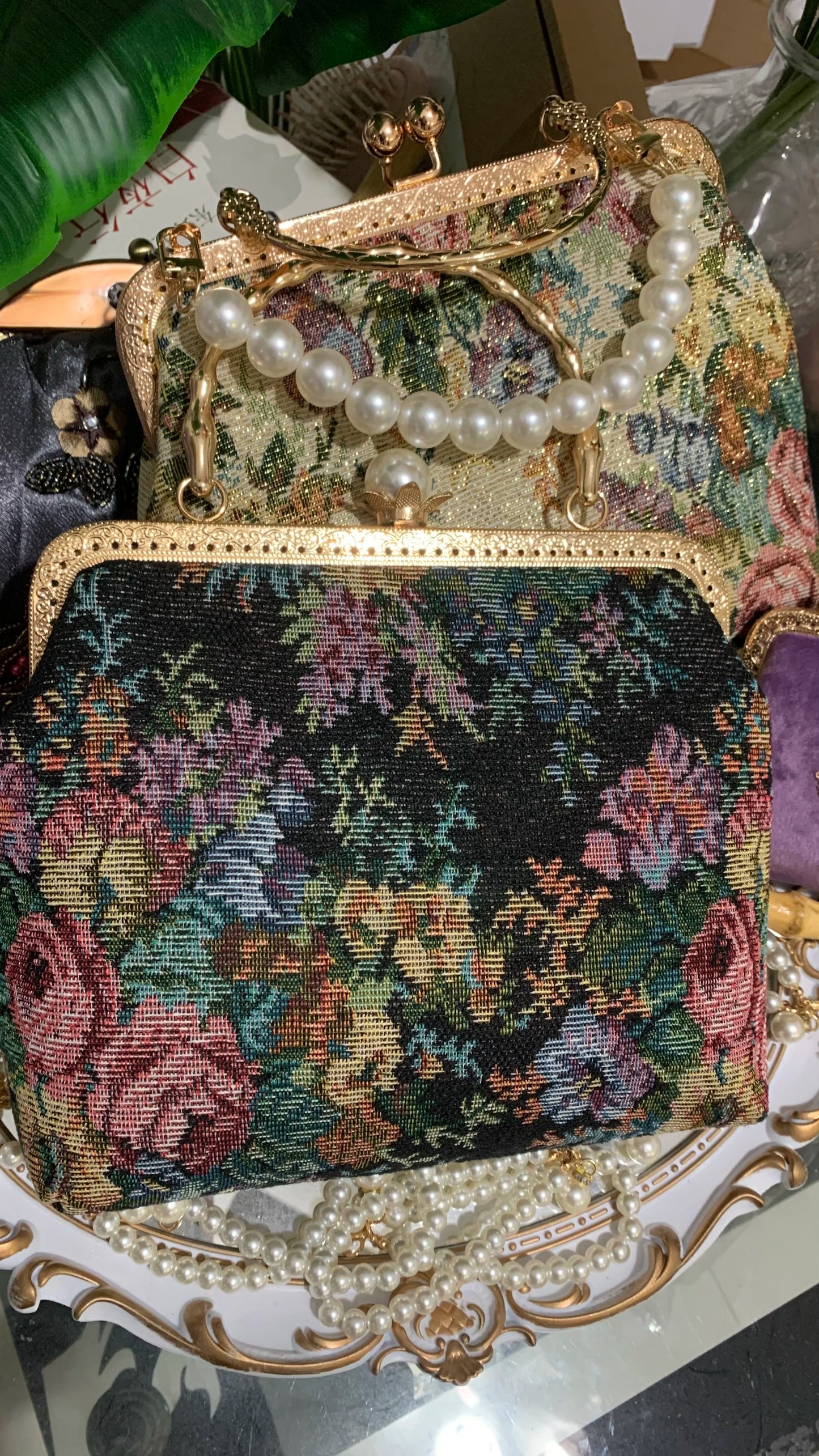 Lost in Vintage Inspiration Baroque Clutch | Floral Tapestry Pearl Bead Purse | Gold-Tone Metal Frame Kiss-Lock Evening Bag with Chain Strap Luxegan
