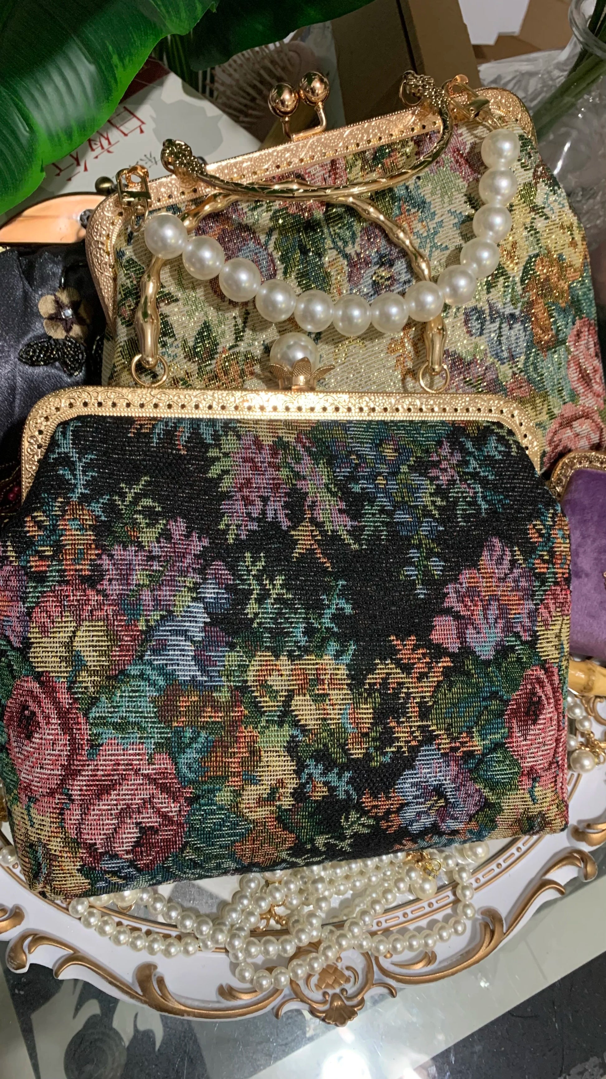 Lost in Vintage Inspiration Baroque Clutch | Floral Tapestry Pearl Bead Purse | Gold-Tone Metal Frame Kiss-Lock Evening Bag with Chain Strap Luxegan