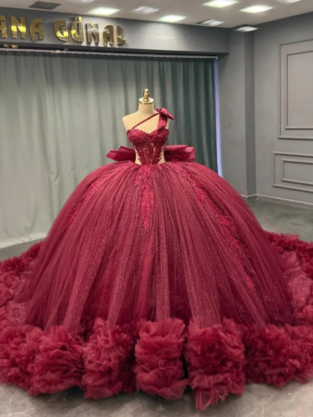 Red Puff Ruched Train Ball Gown Quinceanera Dress With Bow One Shoulder Beaded Appliques Sweet 15 Vestidos De 15 Años Customized