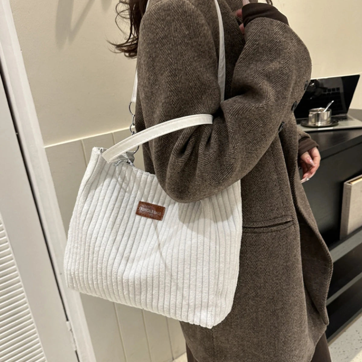 Simple Solid Color Velvet Bag | High Texture Chain Shoulder & Underarm Messenger Bag (Unisex Fashion Handbag for All Seasons) Luxegan