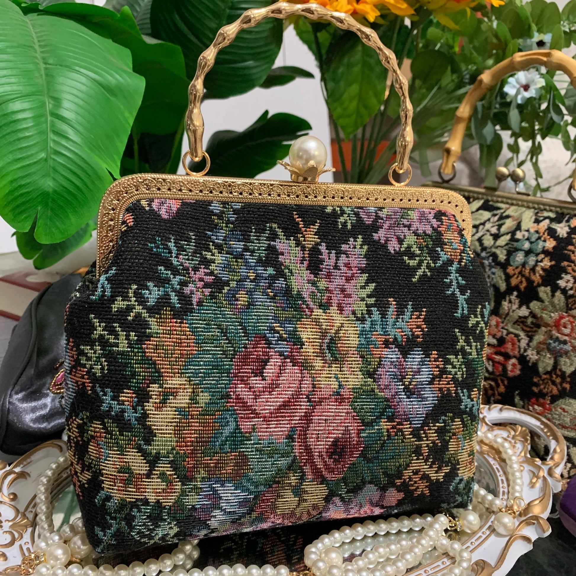 Lost in Vintage Inspiration Baroque Clutch | Floral Tapestry Pearl Bead Purse | Gold-Tone Metal Frame Kiss-Lock Evening Bag with Chain Strap Luxegan