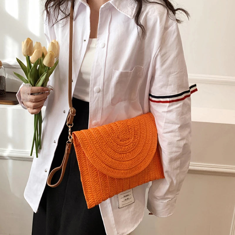 Bolsos de playa de verano para mujer Bolso bandolera de paja hecho a mano con sobre Bolso de hombro trenzado Bolso de mano de vacaciones tejido