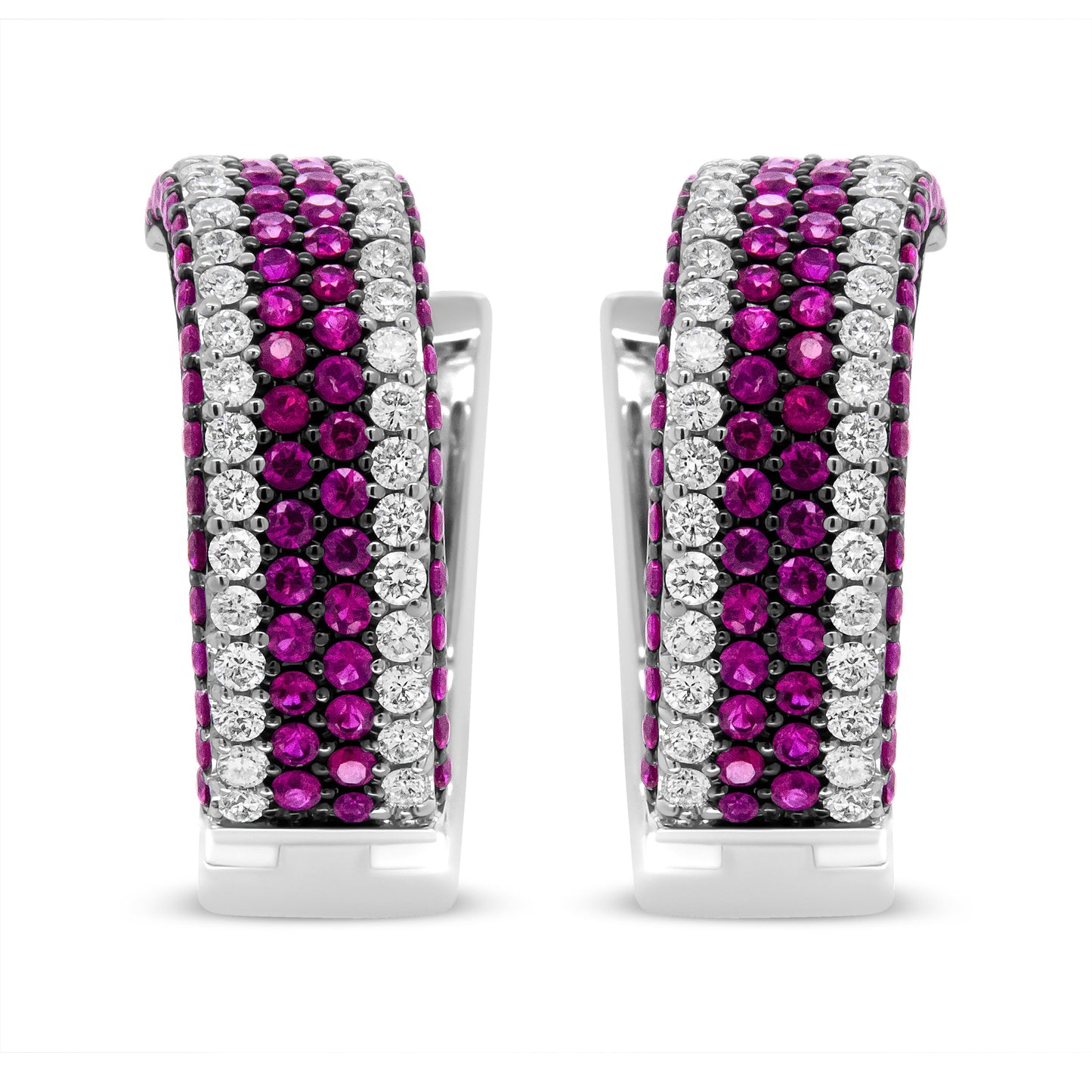 Pendientes de aro calados Swish de oro blanco de 18 K con diamantes de 1 7/8 ct. y rubíes redondos de 1 mm (color F-G, claridad VS1-VS2)