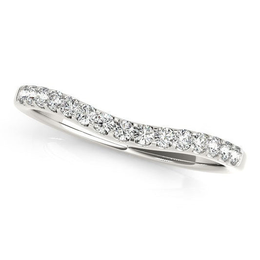 Anillo de boda curvo de oro blanco de 14 quilates con diamantes redondos y pavé (1/4 quilate en total)