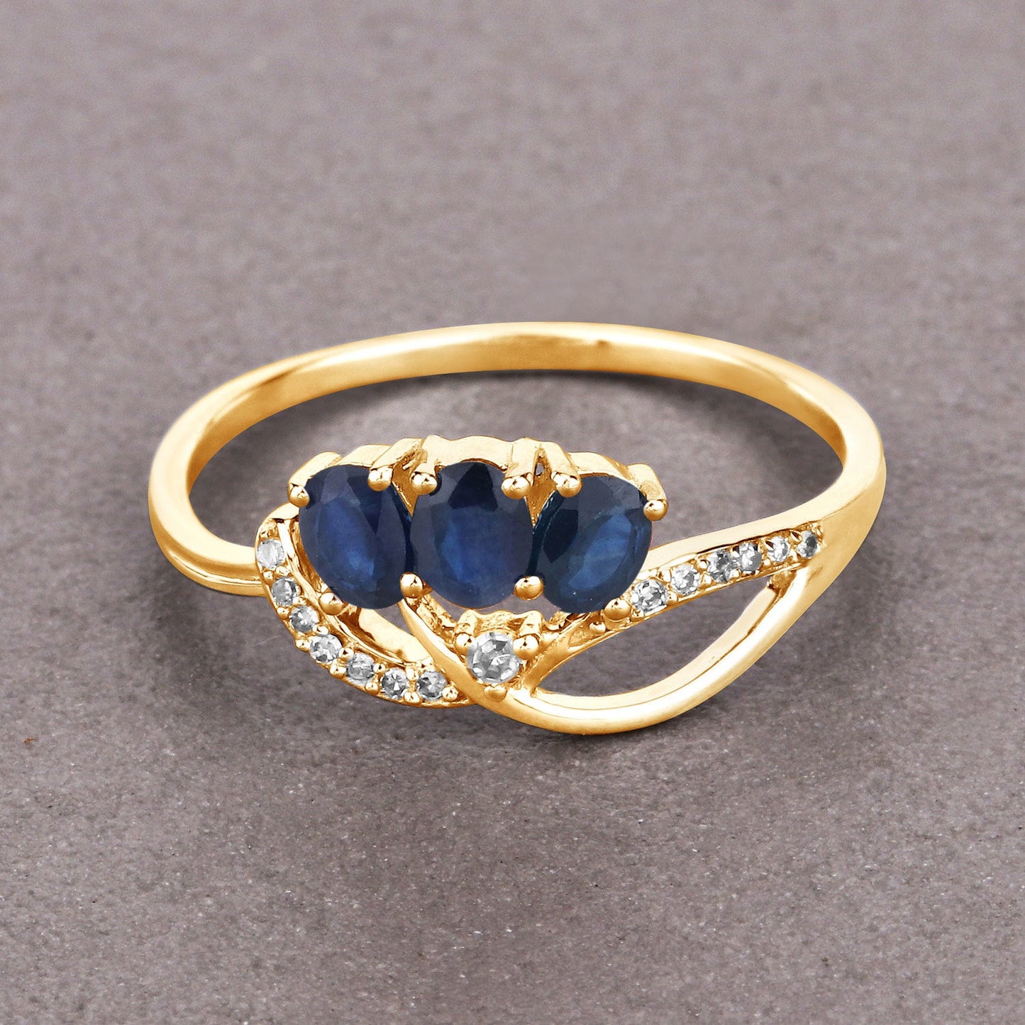 Anillo de oro amarillo de 14K con zafiro azul genuino de 0,65 quilates y diamantes blancos