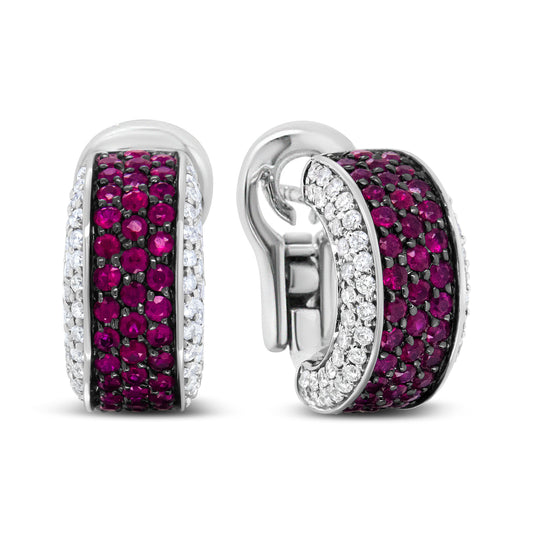 Pendientes de aro tipo Huggie de oro blanco de 18 quilates con baño de rodio negro, diamantes redondos de 3/4 Cttw y rubíes rojos redondos de 1 mm (color F-G, claridad VS1-VS2)