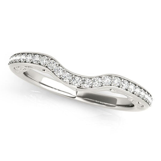 Anillo de boda curvo de oro blanco de 14 quilates con diamantes engastados en garras (1/6 quilates en total)