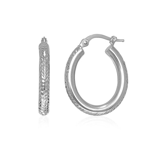 Pendientes de aro ovalados con textura y corte de diamante de oro blanco de 14k.