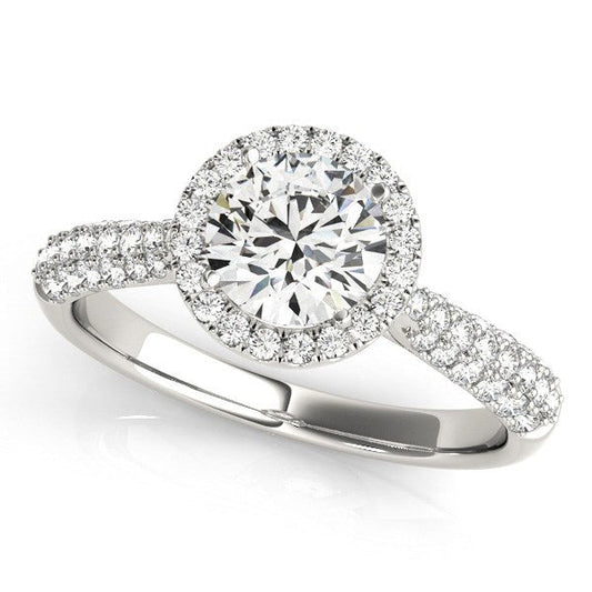Anillo de compromiso con halo de diamantes en oro blanco de 14k y banda pavé (1 1/3 cttw)