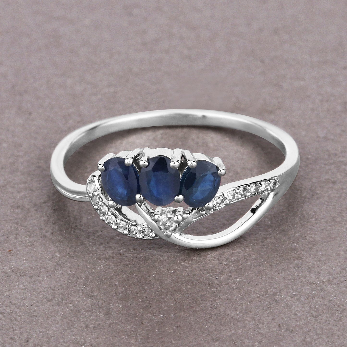 Anillo de oro blanco de 14K con zafiro azul genuino de 0,65 quilates y diamantes blancos