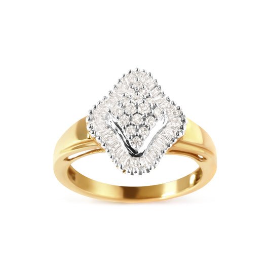 Anillo de oro amarillo de 10 qt con cabeza de rombo de diamantes redondos y de talla baguette de 1/2 quilates en total y halo (color I-J, claridad I1-I2) - Talla 7