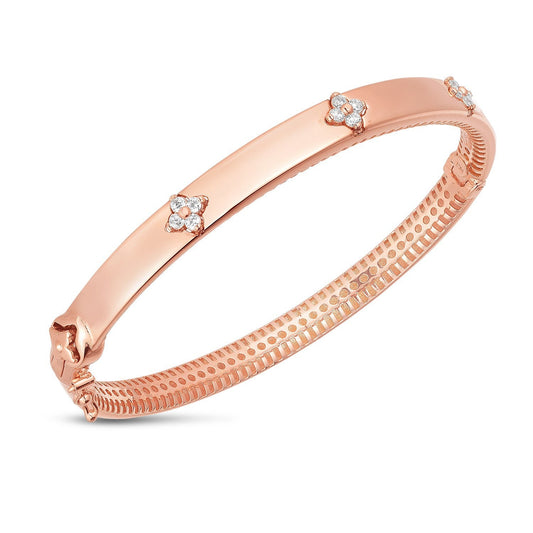 Pulsera rígida de oro rosa de 14k con diamantes de trilogía (5.40 mm)