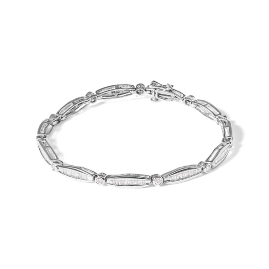 Pulsera de tenis de oro blanco de 14K con diamantes redondos de talla brillante y baguette de 1,5 quilates, engaste de bisel y eslabones cónicos, 7" (color H-I, claridad I1-I2)