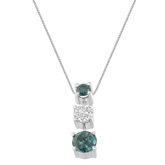 Collar con colgante de 3 piedras en oro blanco de 14K con diamantes azules y blancos tratados de 1 1/2 quilates (color azul/H-I, claridad I1-I2), 18"