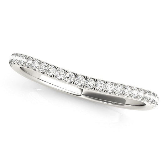 Anillo de boda curvo de oro blanco de 14k con engaste de pavé (1/10 cttw)
