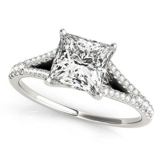 Anillo de compromiso con diamante de corte princesa en oro blanco de 14k con vástago dividido (1 1/8 ct. p.t.)