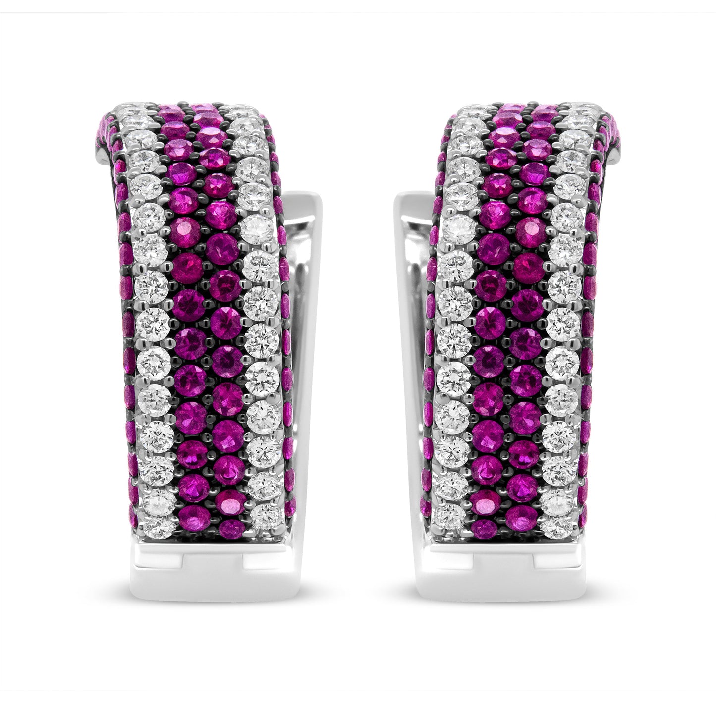 Pendientes de aro calados Swish de oro blanco de 18 K con diamantes de 1 7/8 ct. y rubíes redondos de 1 mm (color F-G, claridad VS1-VS2)