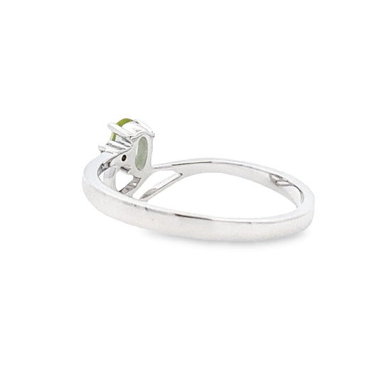 Anillo de peridoto y diamante de 0,02 qt en oro blanco de 10 kt