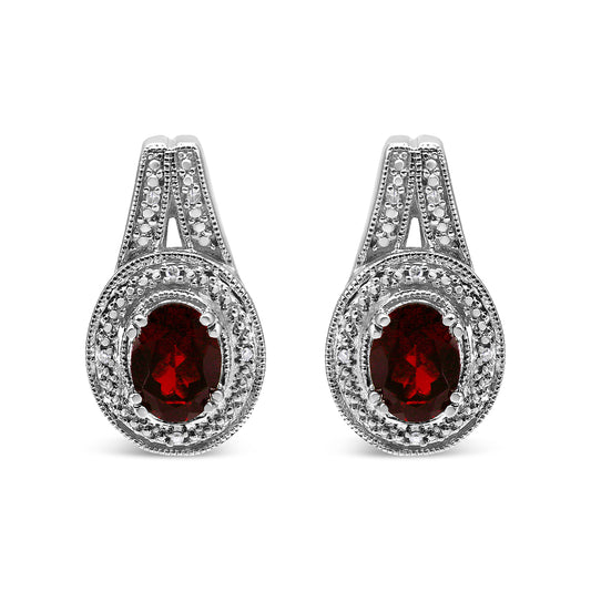 Pendientes de Plata Fina de .925 con Acentos de Diamante y Granate Rojo Ovalado de 8x6mm (Color I-J, Claridad I1-I2)