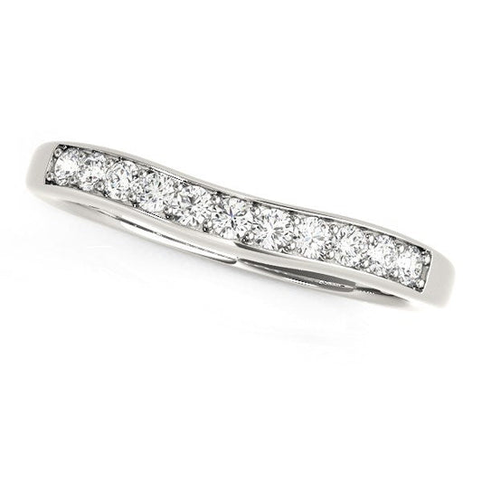 Alianza de boda de oro blanco de 14 quilates con diamantes curvos (1/4 quilates en total)