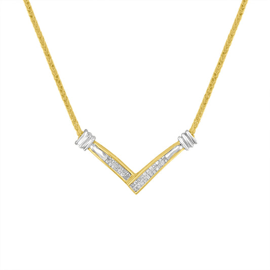 Collar con colgante de oro amarillo y blanco de 14K con forma de "V" engastada con diamantes de talla princesa de 1/4 Cttw de 18" (Color H-I, Claridad SI2-I1)