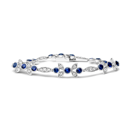 Pulsera de eslabones florales de oro blanco de 18K con diamantes de 1 3/4 Cttw y zafiros azules redondos de 3x3mm (color G-H, claridad SI1-SI2) - Talla 7"
