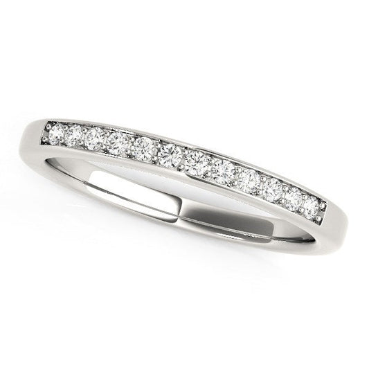 Alianza de boda de oro blanco de 14 quilates con diamantes (1/8 quilates en total)