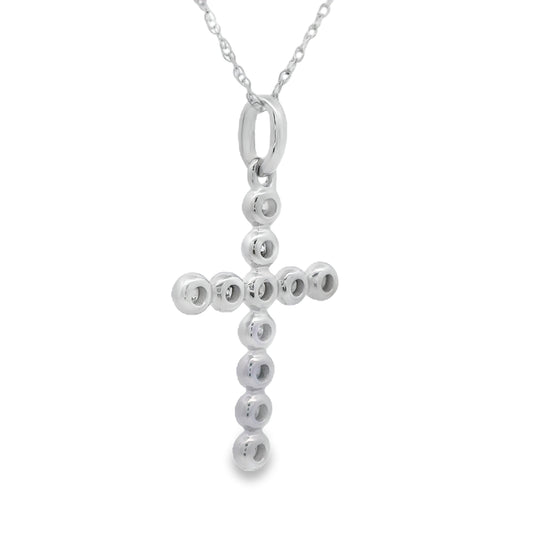 Colgante de cruz religiosa con diamantes de .12 ct en oro blanco de 14 kt
