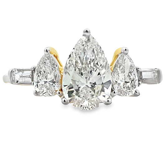 Anillo de 3 piedras de diamante cultivado en laboratorio de 1,50 ct de oro amarillo de 14 kt