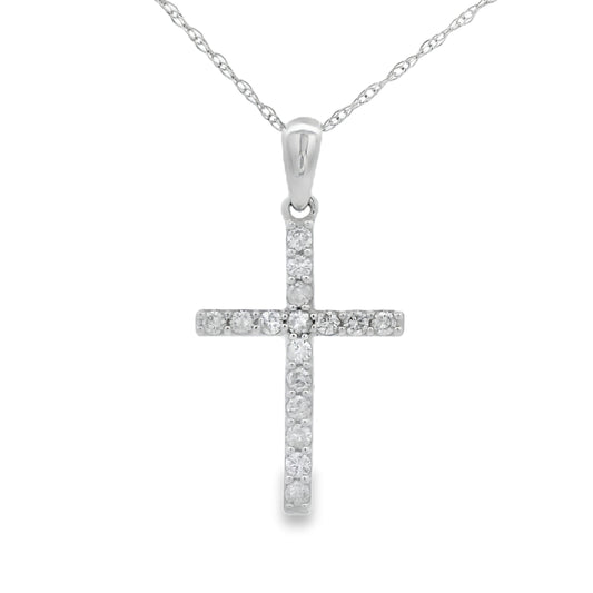 Colgante de cruz religiosa con diamante de .19 ct en oro blanco de 14 kt